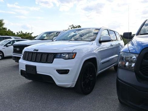 Used 2019 Jeep Grand Cherokee Altitude AWD/4WD image 6