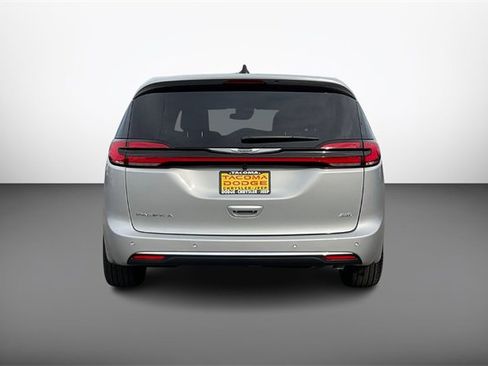 New 2026 Chrysler Pacifica Select image 4