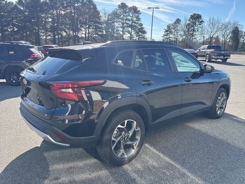 Used 2025 Chevrolet Trax LT image 8