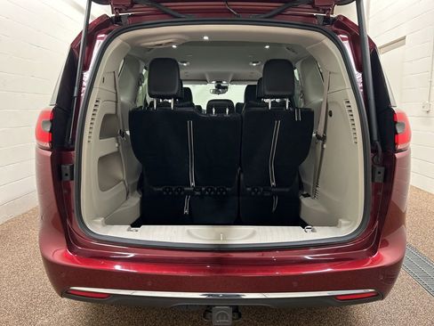 Used 2023 Chrysler Pacifica Touring-L image 14