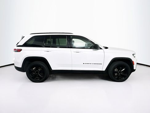 Used 2023 Jeep Grand Cherokee Altitude AWD/4WD image 10
