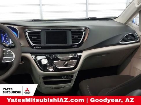 Used 2022 Chrysler Voyager LX image 9