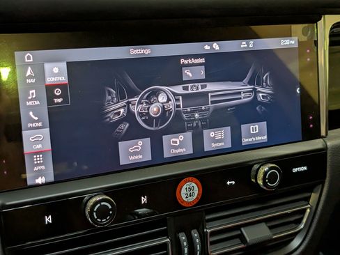 Certified 2025 Porsche Macan image 37