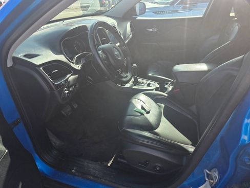 Used 2019 Jeep Cherokee Trailhawk w/ Comfort & Convenience Group AWD/4WD image 3