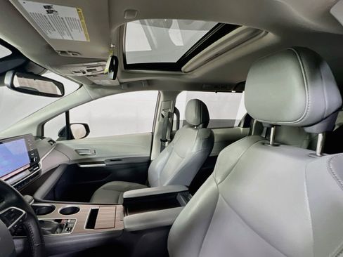 Used 2023 Toyota Sienna XLE FWD image 21