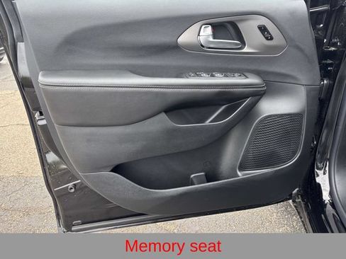 New 2027 Chrysler Pacifica Select FWD image 19