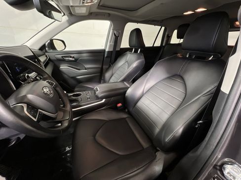 Used 2023 Toyota Highlander XLE FWD image 11