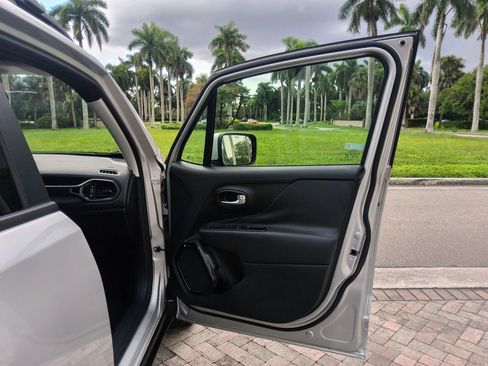 Used 2017 Jeep Renegade Altitude FWD image 35