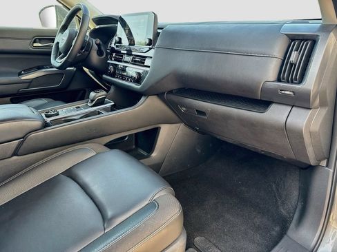 Used 2025 Nissan Pathfinder SL AWD/4WD image 32