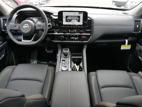 New 2025 Nissan Pathfinder SL image 9