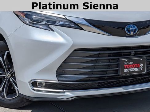 Used 2025 Toyota Sienna Platinum AWD/4WD image 3