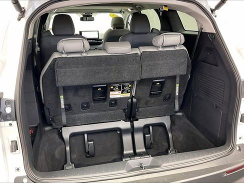 Used 2025 Toyota Sienna XLE image 28