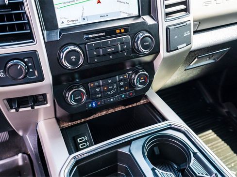 Used 2019 Ford F250 Lariat w/ Lariat Ultimate Package AWD/4WD image 17