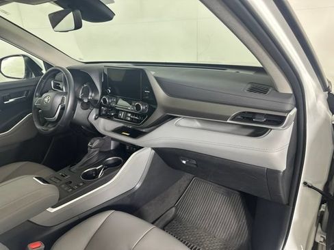 Used 2023 Toyota Highlander XLE AWD/4WD image 28