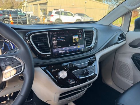 Used 2023 Chrysler Pacifica Touring-L image 18