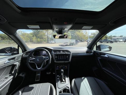 Used 2024 Volkswagen Tiguan SE R-Line image 29