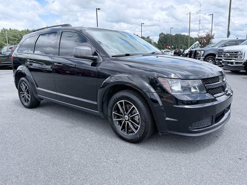 Used 2018 Dodge Journey SE w/ Blacktop Package FWD image 2