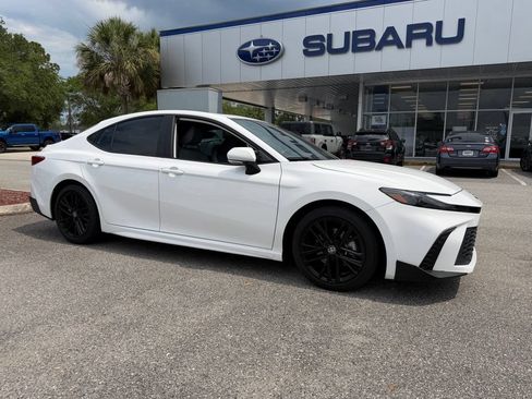 Used 2025 Toyota Camry SE w/ Convenience Package FWD image 1