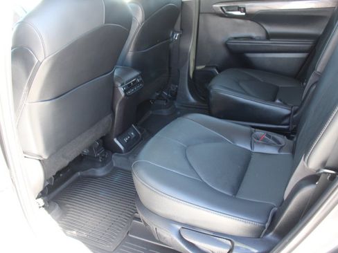 Used 2022 Toyota Highlander Platinum AWD/4WD image 14