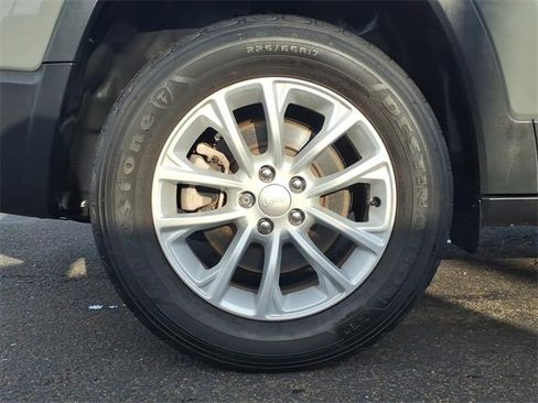 Certified 2022 Jeep Cherokee Latitude Lux w/ Sun & Sound Group image 9