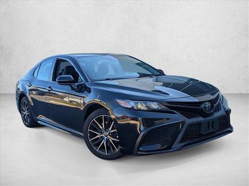 Used 2021 Toyota Camry SE image 2