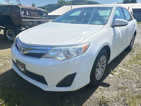 Used 2014 Toyota Camry L image 1