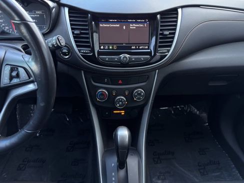 Used 2022 Chevrolet Trax LT w/ LT Convenience Package image 17