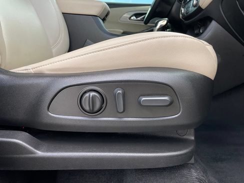 Used 2023 Chevrolet Traverse LT FWD image 30