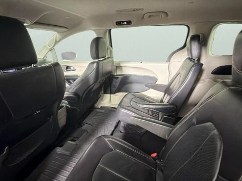 Used 2022 Chrysler Pacifica Touring-L FWD image 28