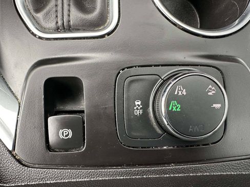 Used 2019 Chevrolet Traverse LT w/ LT Premium Package AWD/4WD image 16