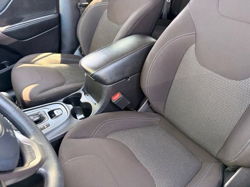 Used 2019 Jeep Cherokee Latitude w/ Popular Appearance Group FWD image 19