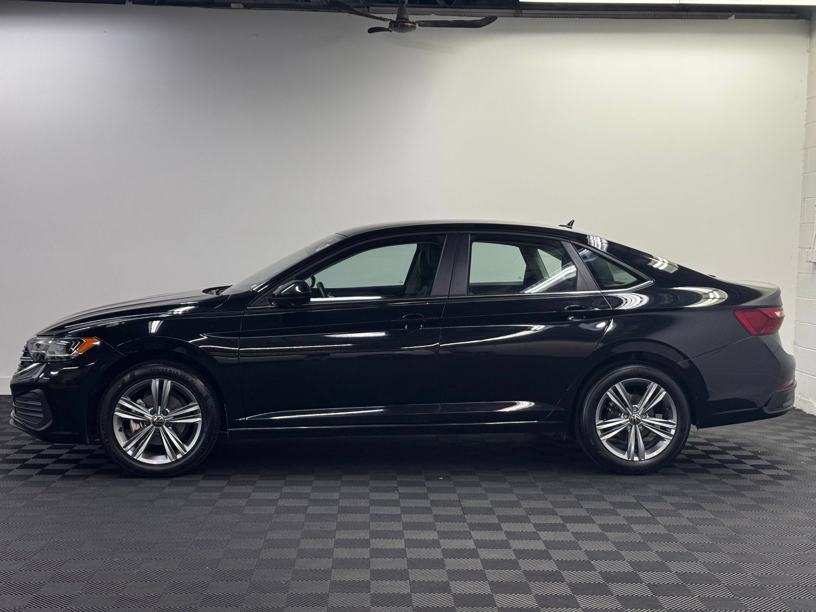 Used 2024 Volkswagen Jetta SE FWD image 3