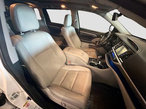 Used 2018 Toyota Highlander Limited Platinum AWD/4WD image 32