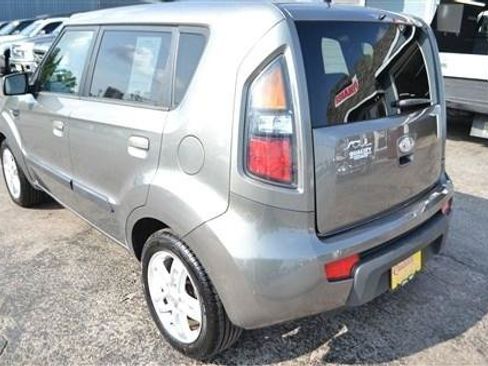Used 2010 Kia Soul + FWD image 9