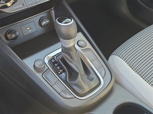 Used 2023 Hyundai Kona SE image 28