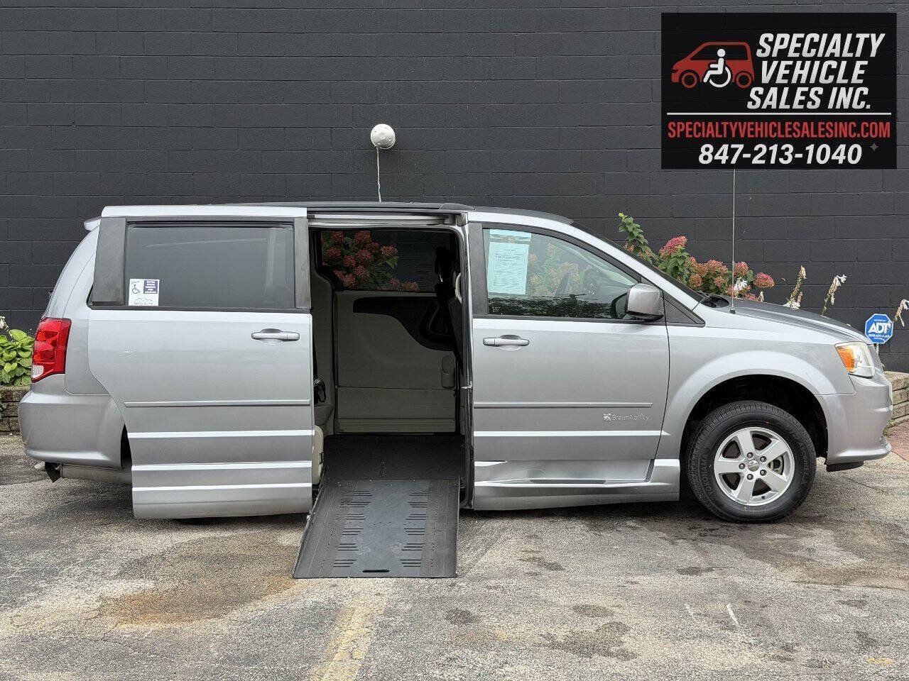 Used 2013 Dodge Grand Caravan SXT FWD image 2