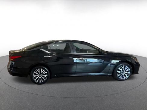 Used 2025 Nissan Altima 2.5 SV FWD image 12