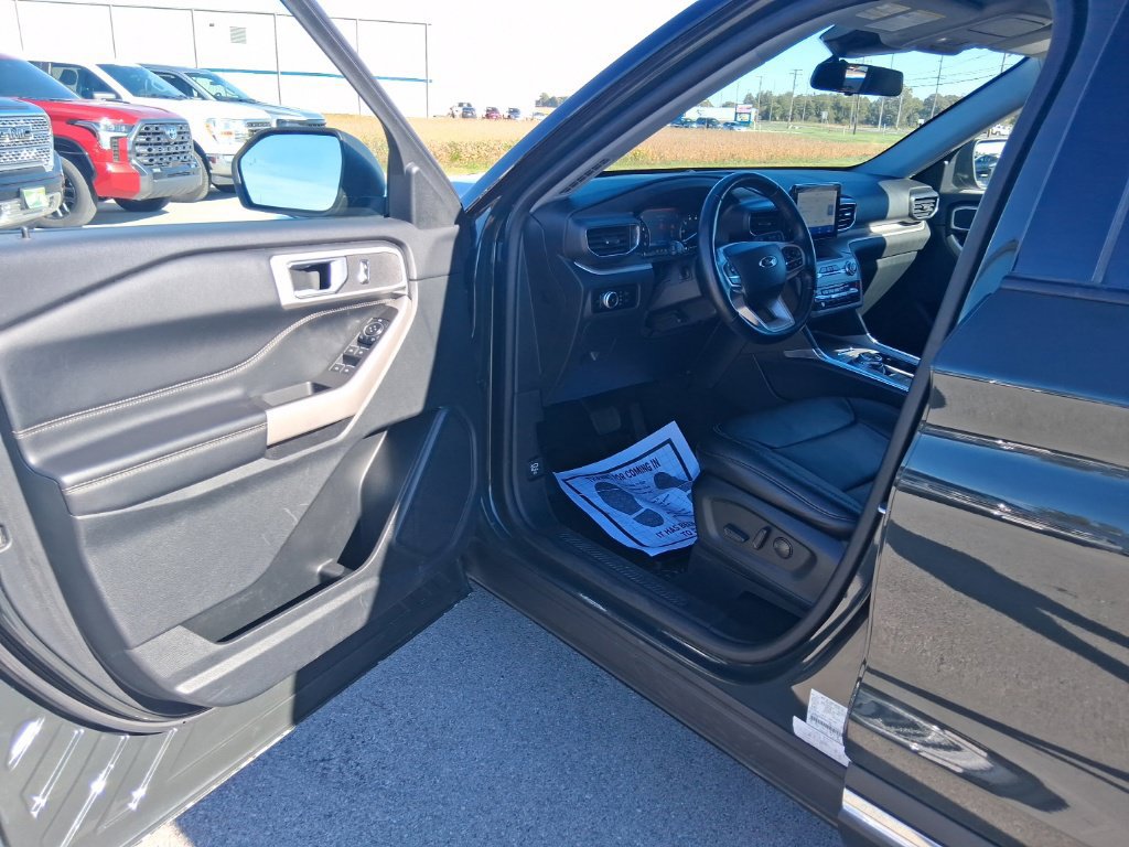 Used 2023 Ford Explorer XLT AWD/4WD image 9