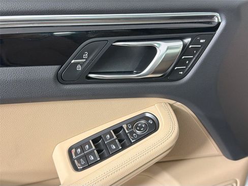 Certified 2026 Porsche Macan AWD/4WD image 31