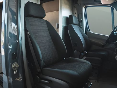 Used 2018 Mercedes-Benz Sprinter 2500 image 13