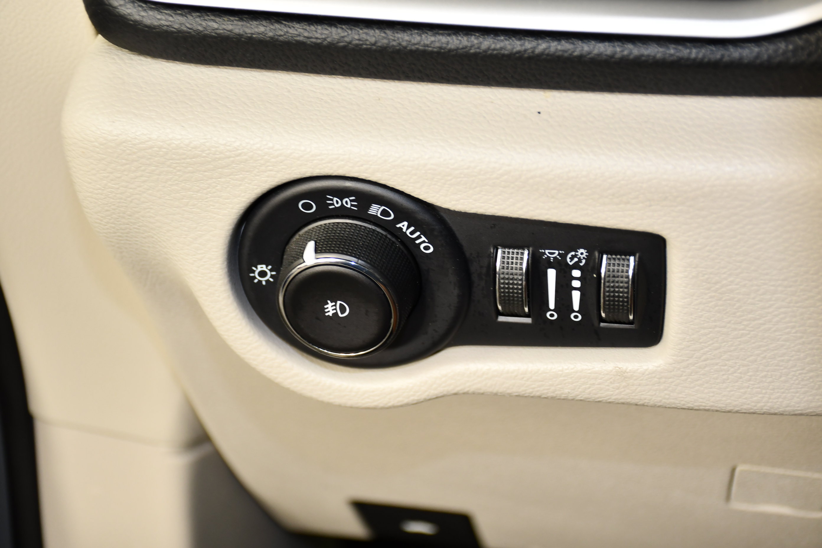 Used 2023 Chrysler Pacifica Touring-L FWD image 35