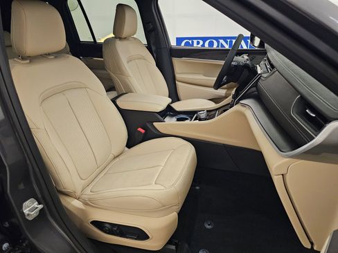 New 2025 Jeep Grand Cherokee Limited w/ Luxury Tech Group II image 37