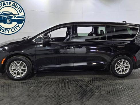 Used 2025 Chrysler Pacifica Select FWD image 4