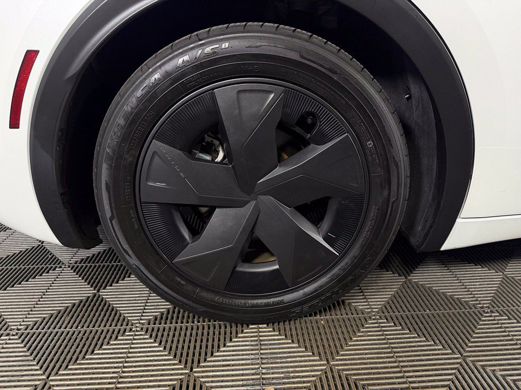 Used 2025 Toyota Prius LE FWD image 10