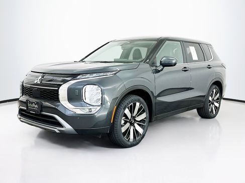 Used 2025 Mitsubishi Outlander SE image 3