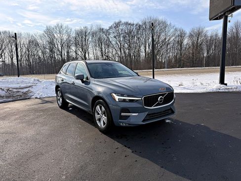 Used 2022 Volvo XC60 B5 Momentum image 3