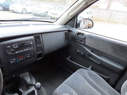 Used 2004 Dodge Dakota Sport w/ Deluxe Convenience Group image 19
