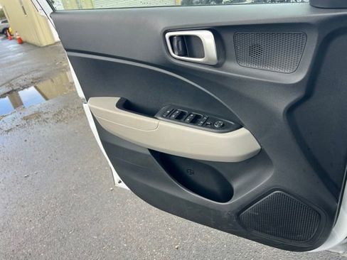 Used 2025 Hyundai Venue SEL FWD image 15