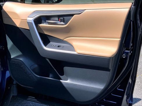 Used 2019 Toyota RAV4 XLE w/ Convenience Package FWD image 20