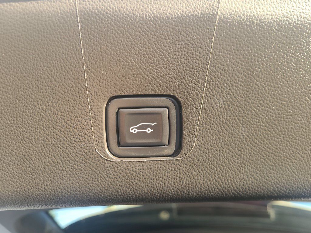 Used 2023 Chevrolet Traverse RS AWD/4WD image 17